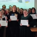 Grupa osób na warsztatach z asertywności z certyfikatami
