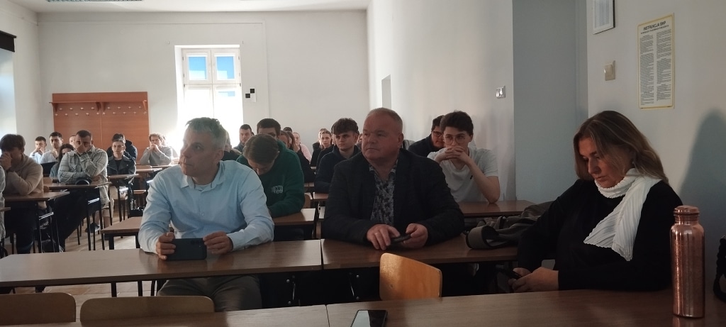 Spotkanie z delegaturą ABW w sali wykładowej, uczestnicy słuchają prelegentów.