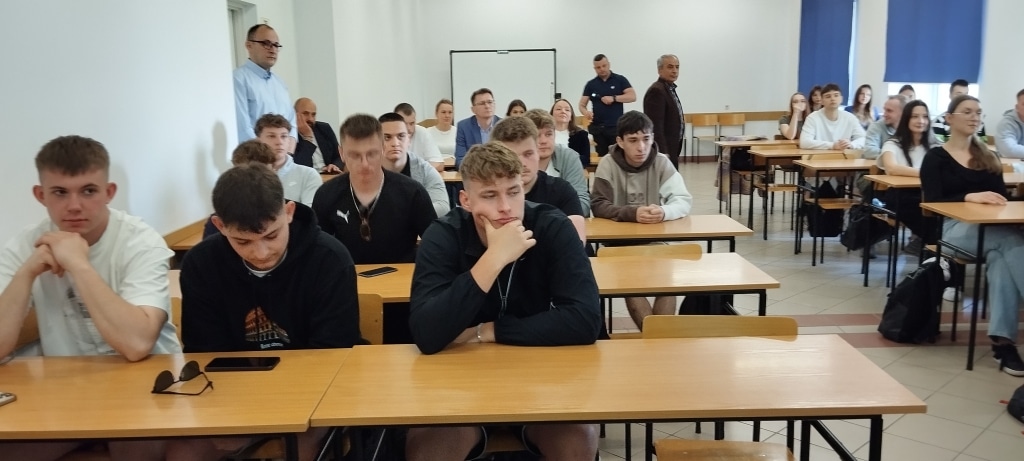 Spotkanie z firmą budowlaną BESTA: młodzi ludzie na sali wykładowej