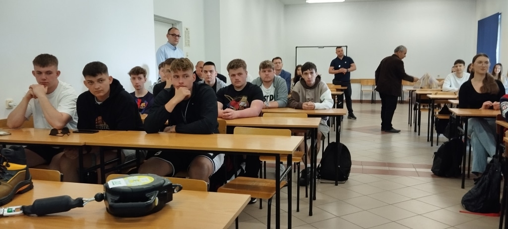 Spotkanie z firmą budowlaną BESTA: uczniowie słuchają wykładu