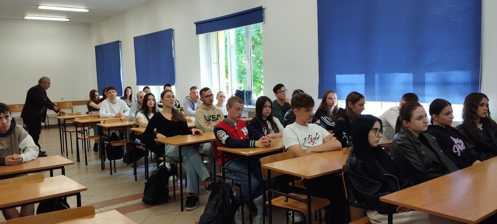 Spotkanie z firmą budowlaną BESTA: studenci słuchają wykładu w sali lekcyjnej.