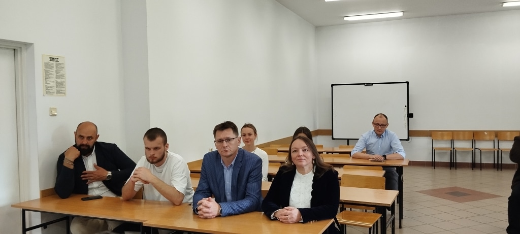 Spotkanie z firmą budowlaną BESTA: przedstawiciele firmy i pracownicy w sali konferencyjnej