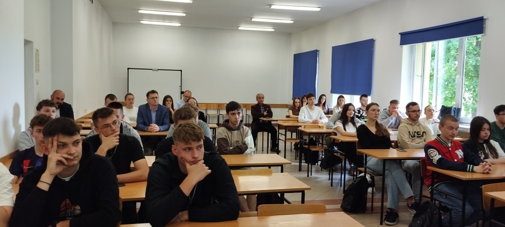 Spotkanie z firmą budowlaną BESTA: studenci słuchają wykładu w sali.