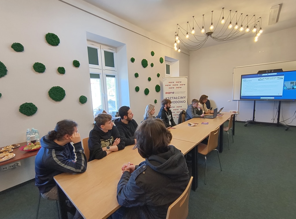 Uczestnicy konferencji RIPE w Jarosławiu siedzą przy stołach w sali szkoleniowej.