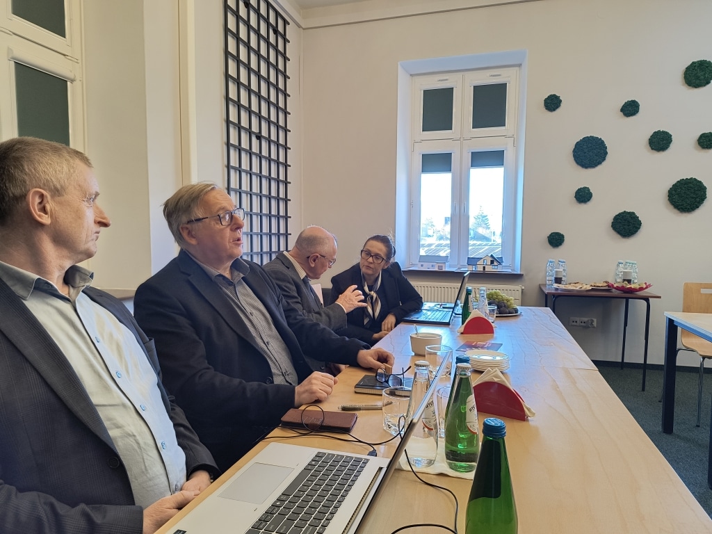 Uczestnicy konferencji RIPE w Jarosławiu dyskutują przy stole.