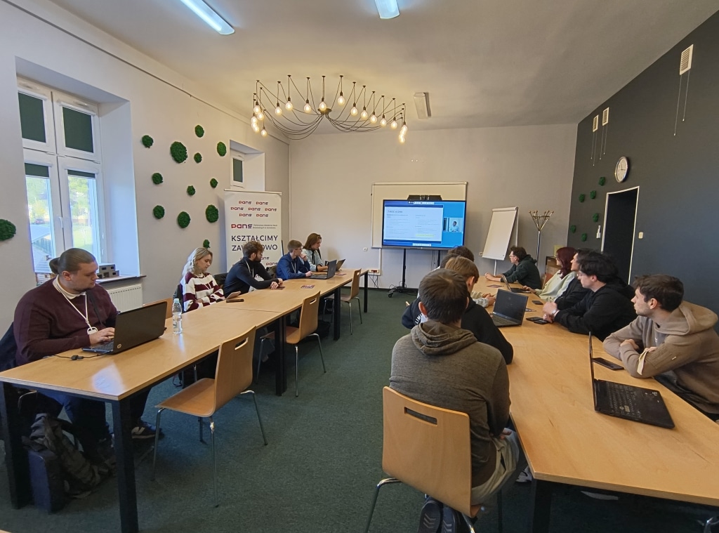 Uczestnicy konferencji RIPE w Jarosławiu przy stołach z laptopami.