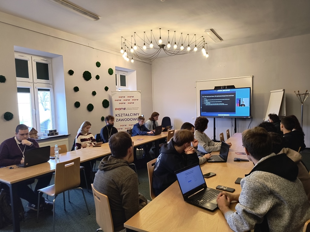 Uczestnicy konferencji RIPE w Jarosławiu pracują przy laptopach.