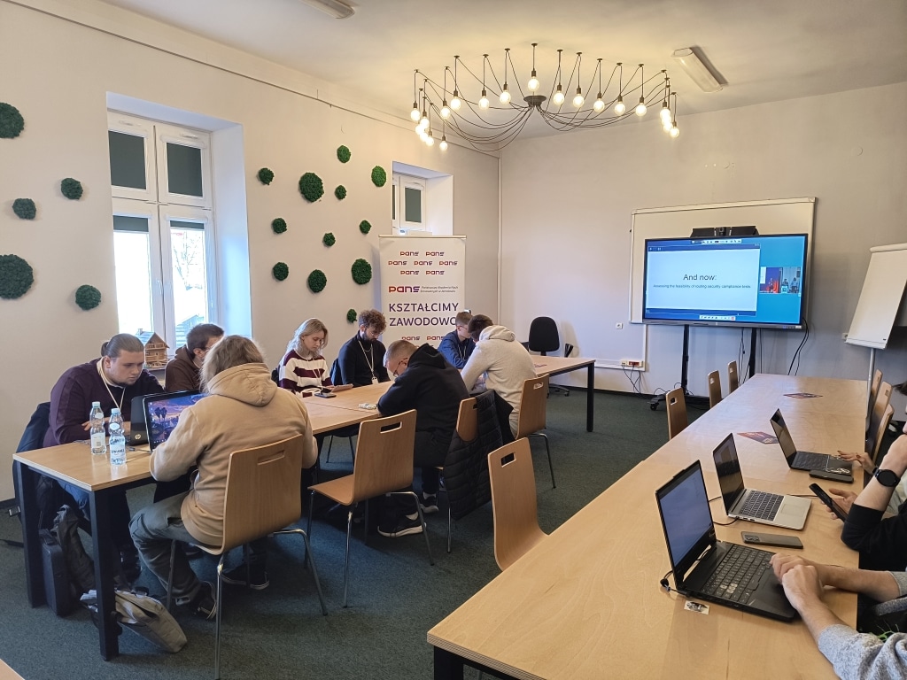 Uczestnicy konferencji RIPE w Jarosławiu pracujący przy laptopach.