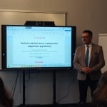 Szkolenie z technik redukcji stresu: prezentacja na ekranie, dwaj prelegenci