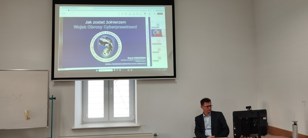 Prezentacja "Jak zostać żołnierzem Wojsk Obrony Cyberprzestrzeni" Karola Kinorskiego