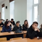Studenci słuchają podczas spotkania z Dowództwem Komponentu Wojsk Obrony Cyberprzestrzeni.