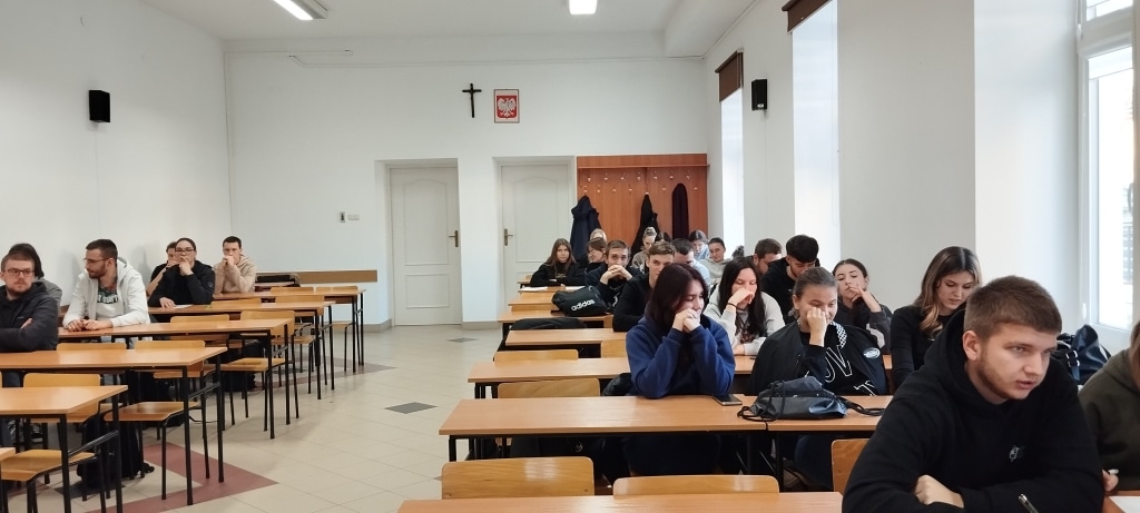 Studenci na wykładzie w sali szkoleniowej Dowództwa Komponentu Wojsk Obrony Cyberprzestrzeni