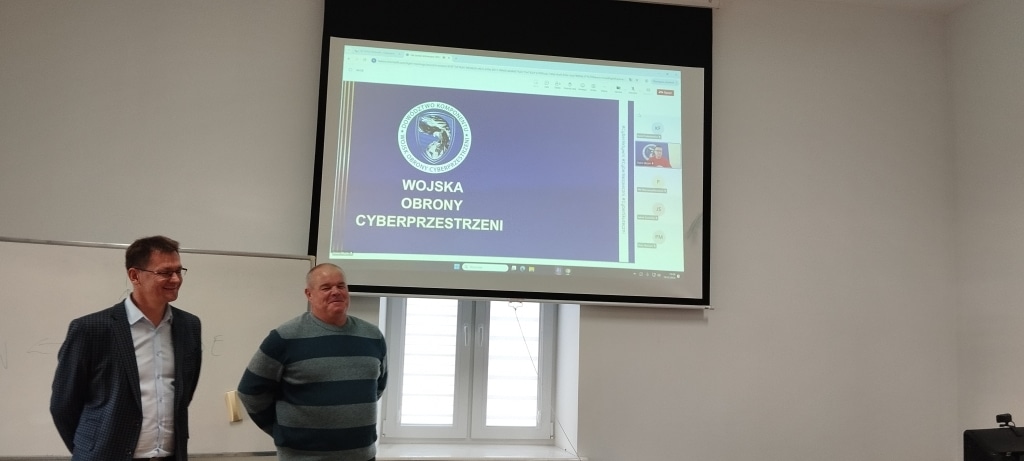 Spotkanie z Dowództwem Komponentu Wojsk Obrony Cyberprzestrzeni: prezentacja na ekranie.