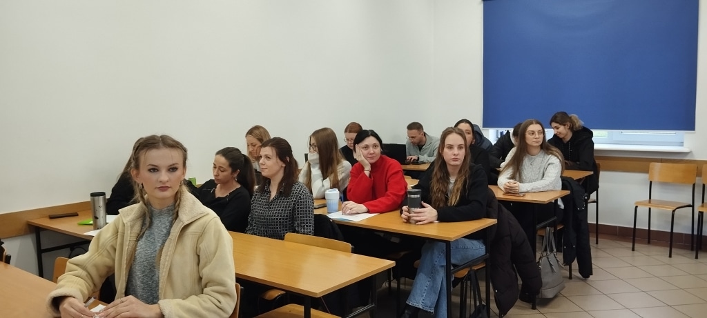 Uczestnicy szkolenia BizneStart ABC Przedsiębiorczości siedzą przy ławkach.