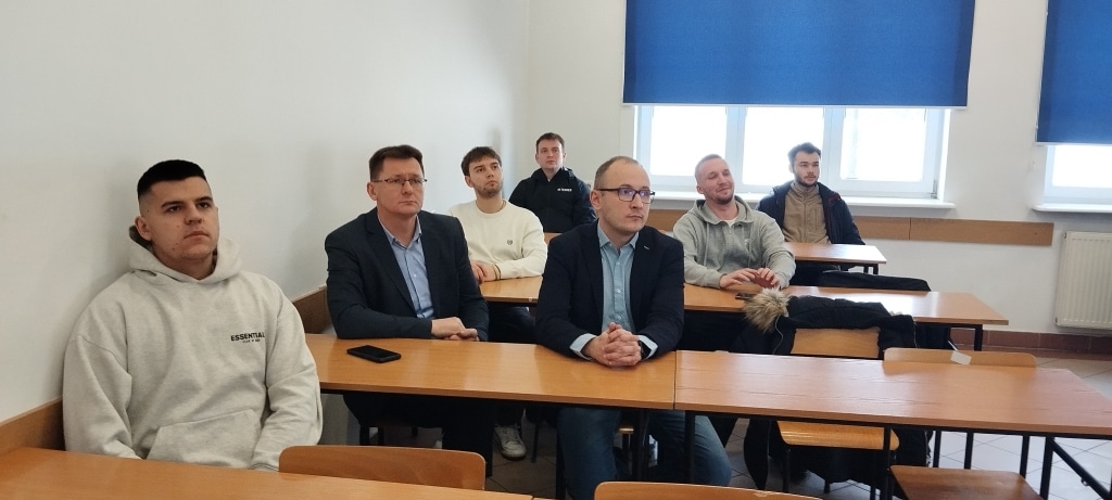 Spotkanie z przedstawicielem MDM Polska: mężczyźni siedzą przy stołach w sali szkoleniowej