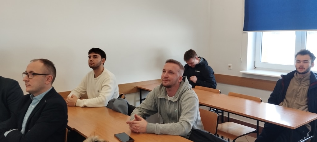 Uczestnicy spotkania z przedstawicielem MDM Polska siedzą przy stołach.