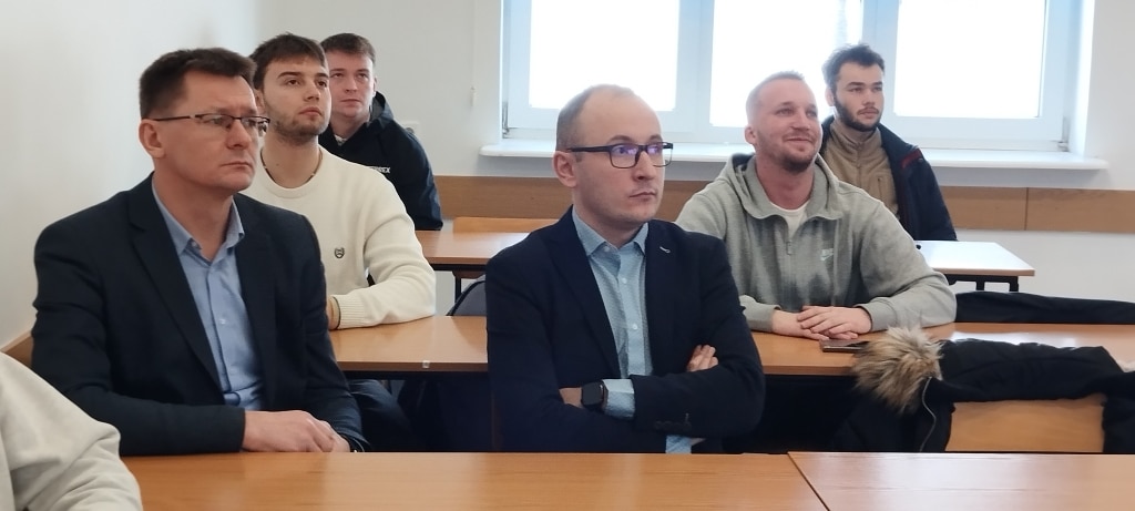 Spotkanie z przedstawicielem MDM Polska: mężczyźni siedzą przy stołach w sali.