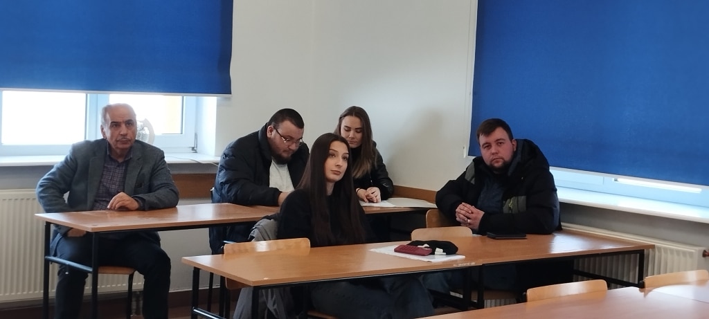 Spotkanie z przedstawicielem MDM Polska: ludzie w sali szkoleniowej przy stołach.