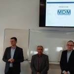 Spotkanie z przedstawicielem MDM Polska: czterech mężczyzn przed tablicą