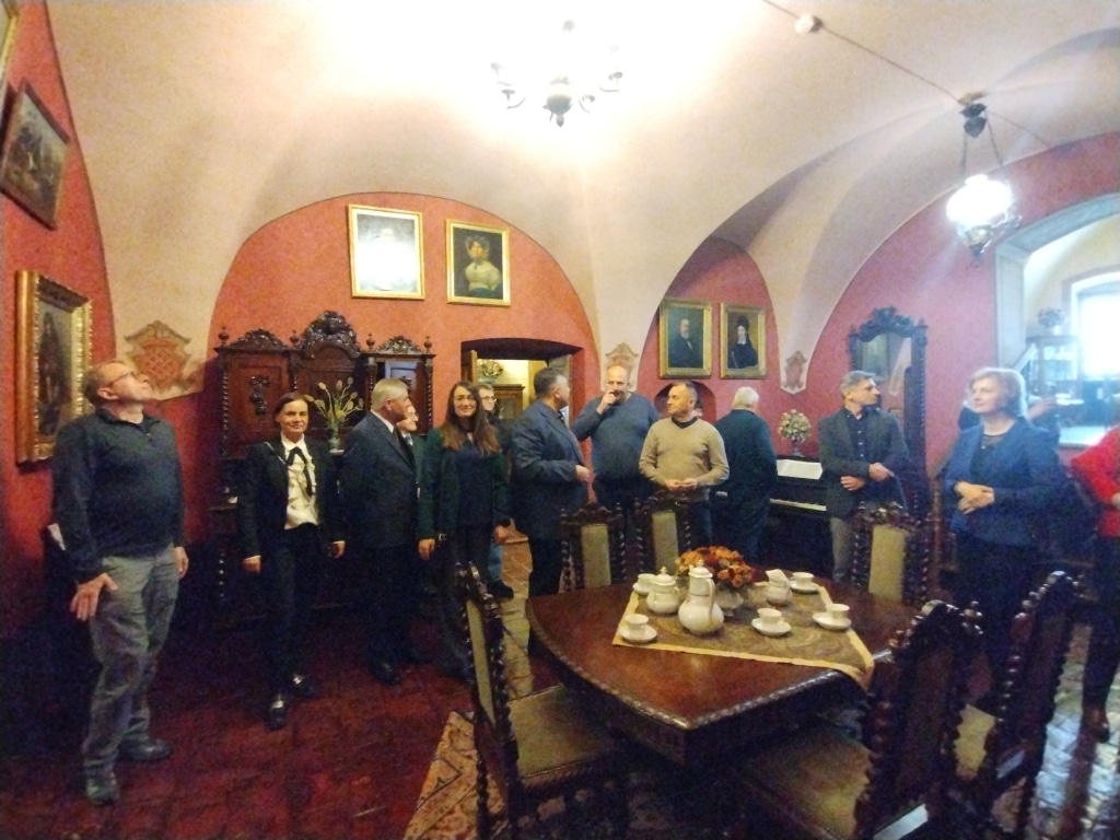 Uczestnicy konferencji naukowej w historycznym wnętrzu