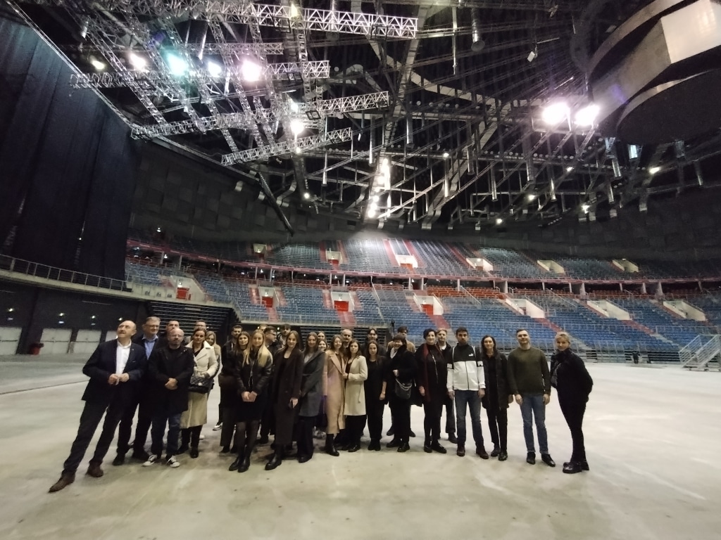 Grupa ludzi na wizycie studyjnej w TAURON Arena Kraków