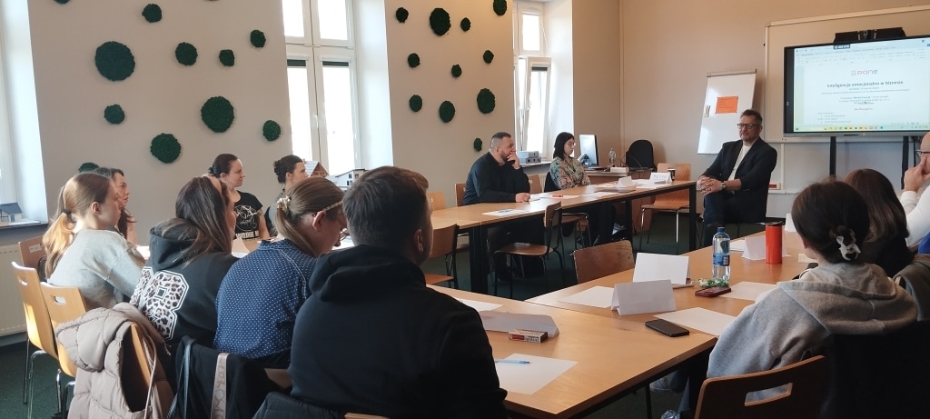 Warsztaty "Inteligencja emocjonalna w biznesie" – uczestnicy słuchają prelegenta.
