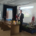 Spotkanie promocyjne z maturzystami: mężczyzna prezentuje kampus.