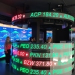 Studenci na wizycie studyjnej w Centrum Pieniądza NBP, widok na ekspozycję giełdową.