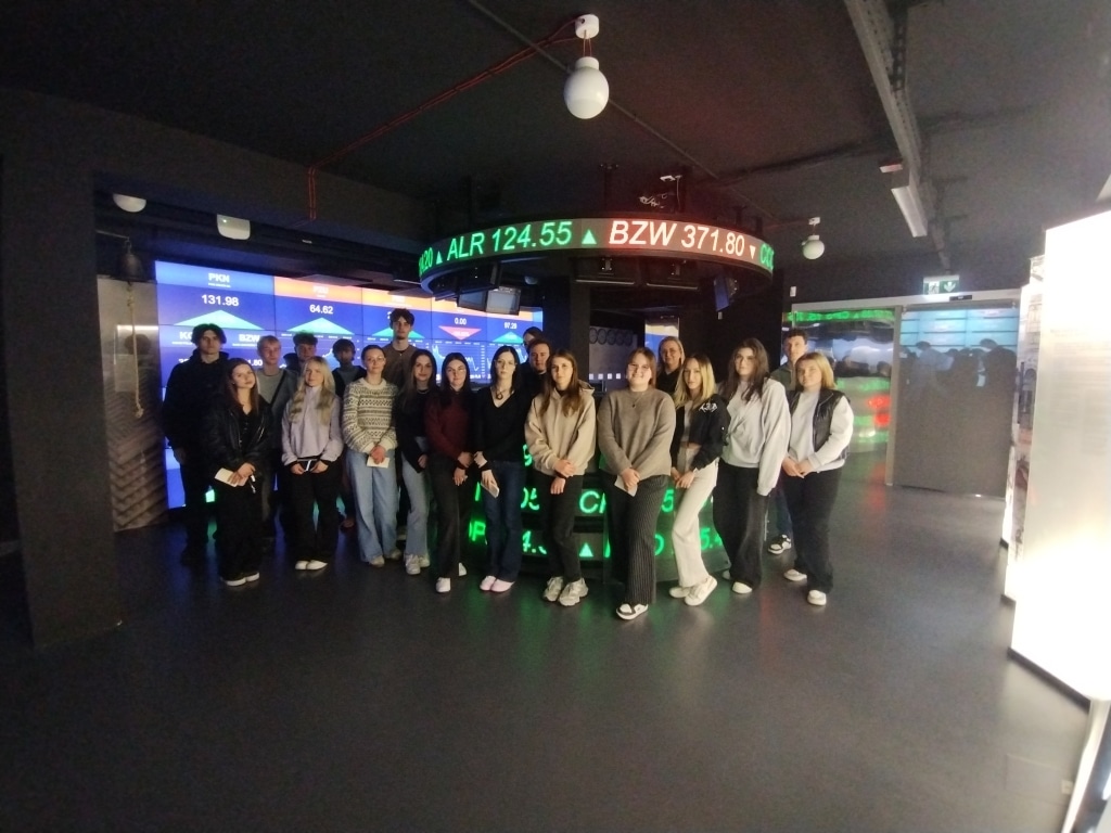 Studenci Wydziału Ekonomii i Zarządzania w Centrum Pieniądza NBP, ekspozycja giełdowa