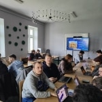 Uczestnicy spotkania środowiska ISP i ICT podczas RIPE 92 w Jarosławiu, pracujący przy laptopach.