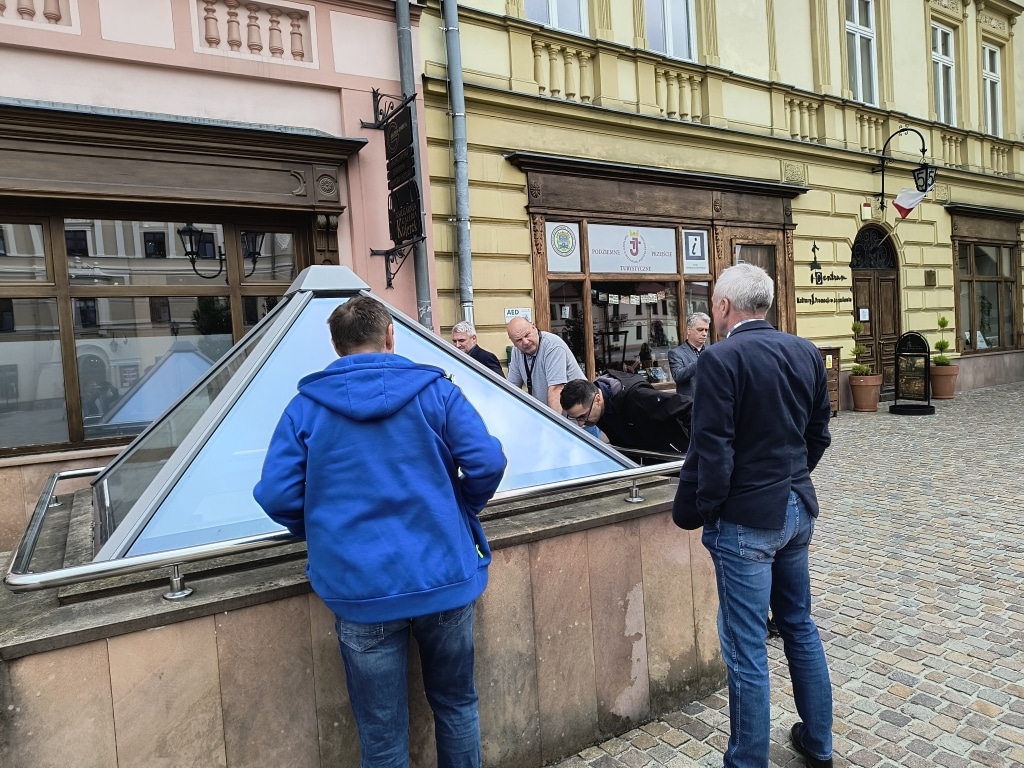 Spotkanie środowiska ISP i ICT podczas RIPE 92 w Jarosławiu – ludzie przy szklanym dachu