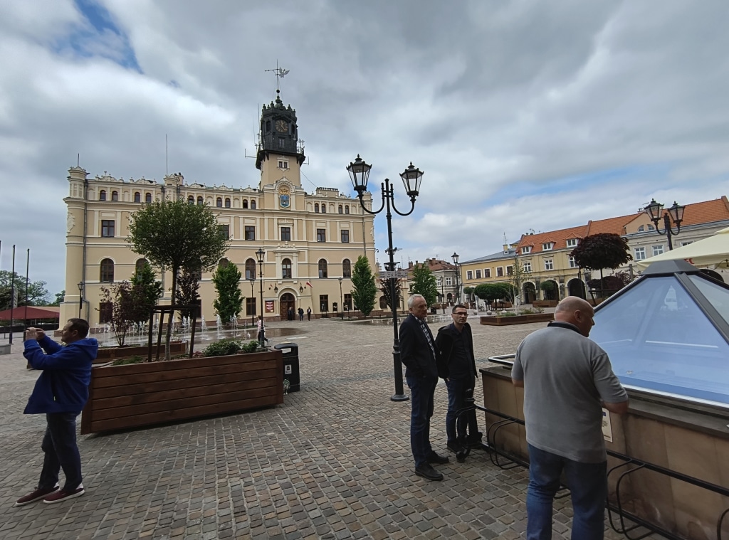 Rynek w Jarosławiu z ratuszem i ludźmi; tło dla spotkania ISP i ICT.