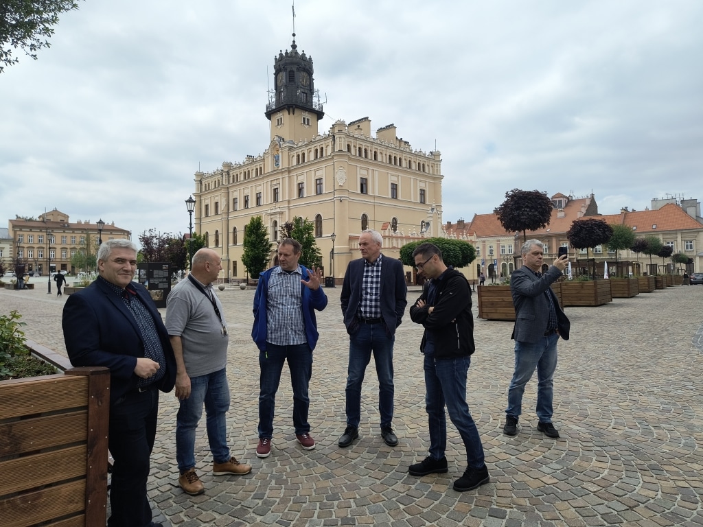 Grupa mężczyzn podczas spotkania ISP i ICT w Jarosławiu przed ratuszem