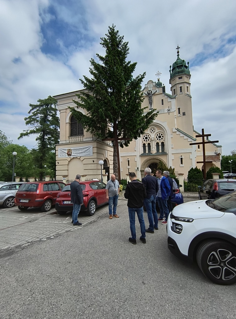 Grupa mężczyzn przed kościołem w Jarosławiu podczas spotkania ISP i ICT.