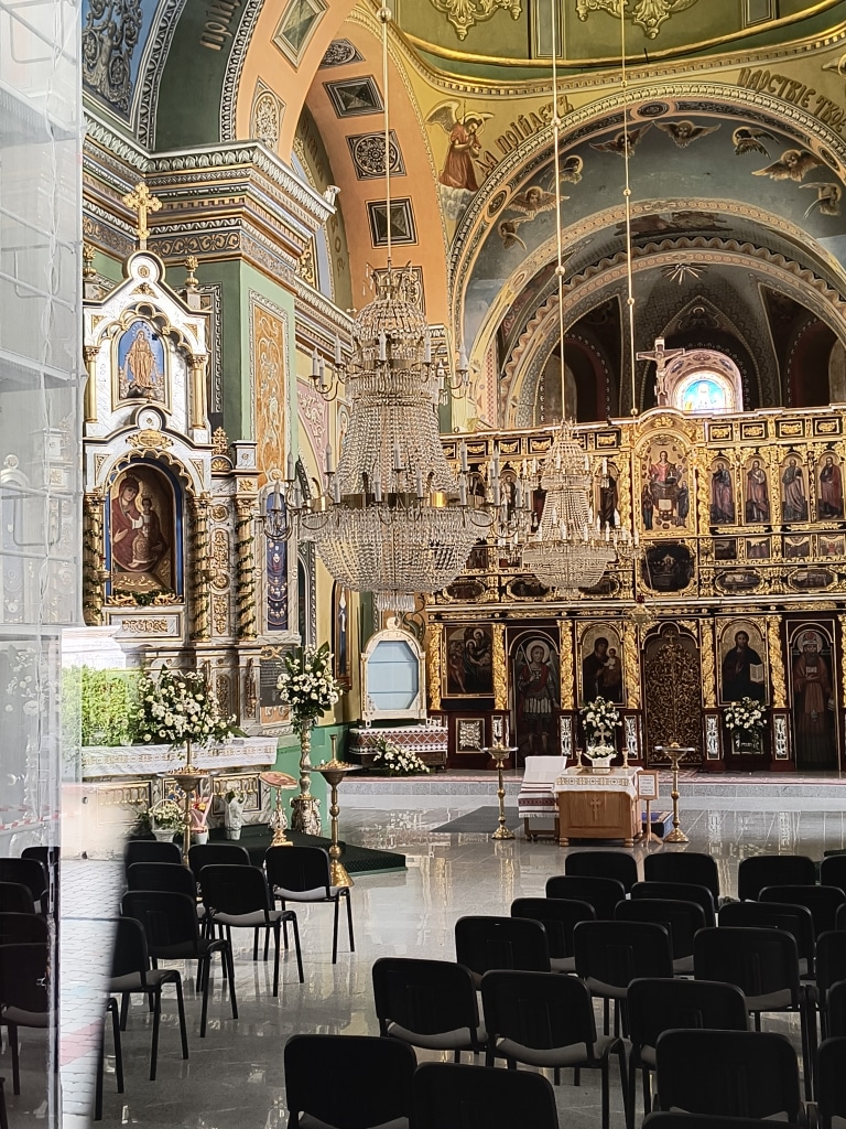 Wnętrze cerkwi w Jarosławiu, bogato zdobiony ikonostas i żyrandole.