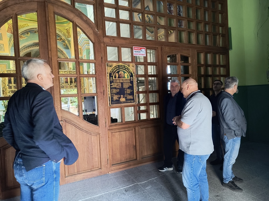 Grupa mężczyzn przed wejściem do cerkwi podczas RIPE 92 w Jarosławiu.