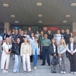Grupa młodzieży podczas wizyty studyjnej w Izbie Administracji Skarbowej w Rzeszowie.