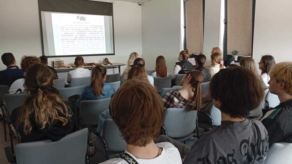 Grupa słucha wykładu podczas wizyty studyjnej w Izbie Administracji Skarbowej w Rzeszowie.