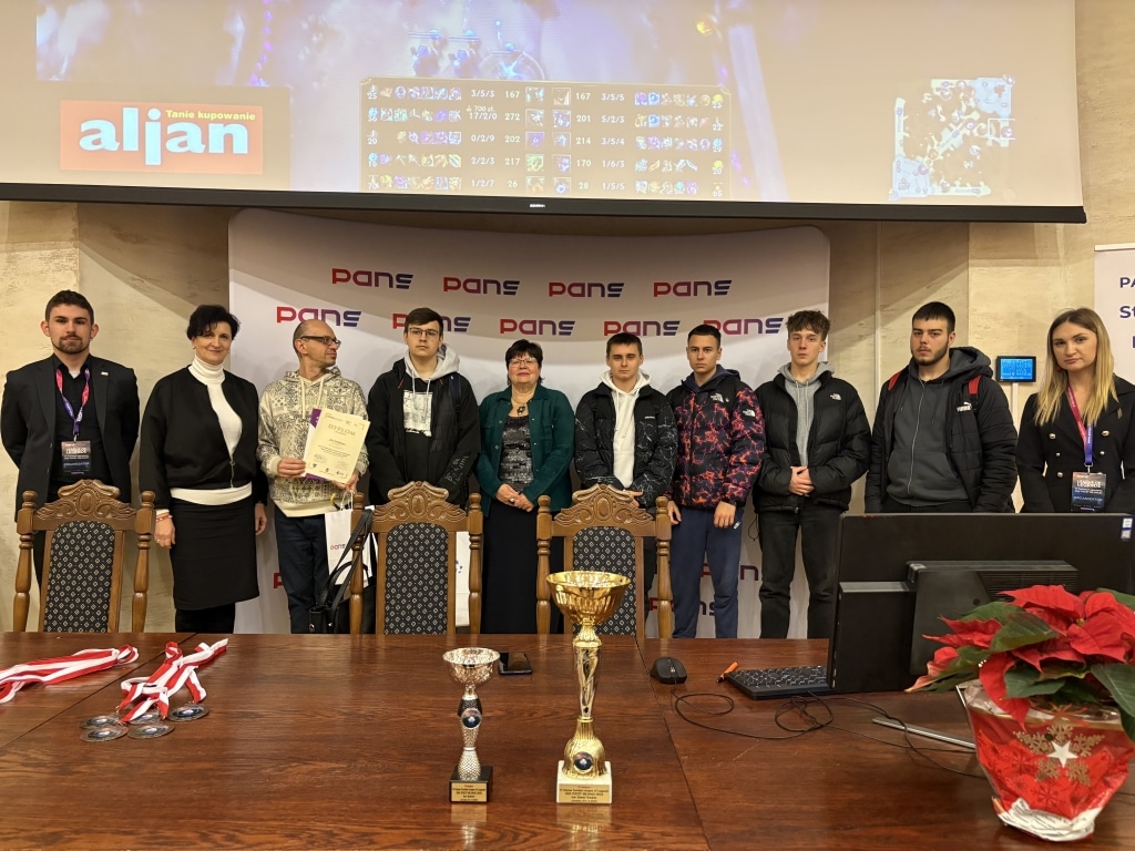 Uczestnicy IV Turnieju League of Legends 2025 z nagrodami.