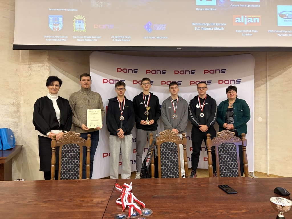 Uczestnicy i organizatorzy Turnieju „League of Legends 2025” w Jarosławiu