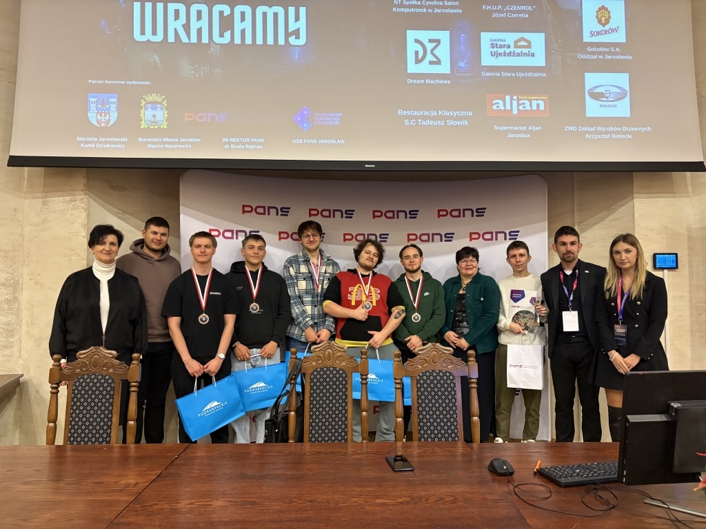 Uczestnicy IV Edycji Turnieju „League of Legends 2025” z nagrodami.