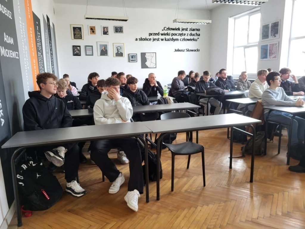 Uczniowie i nauczyciele na spotkaniu promocyjnym w Zespole Szkół Innowacyjnych w Jarosławiu.