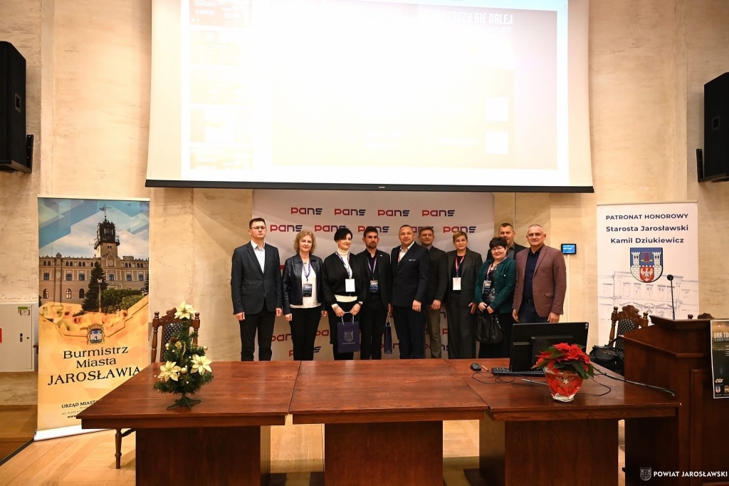 Uczestnicy IV Edycji Turnieju „League of Legends 2025 – Gra Toczy Się Dalej” w Jarosławiu.