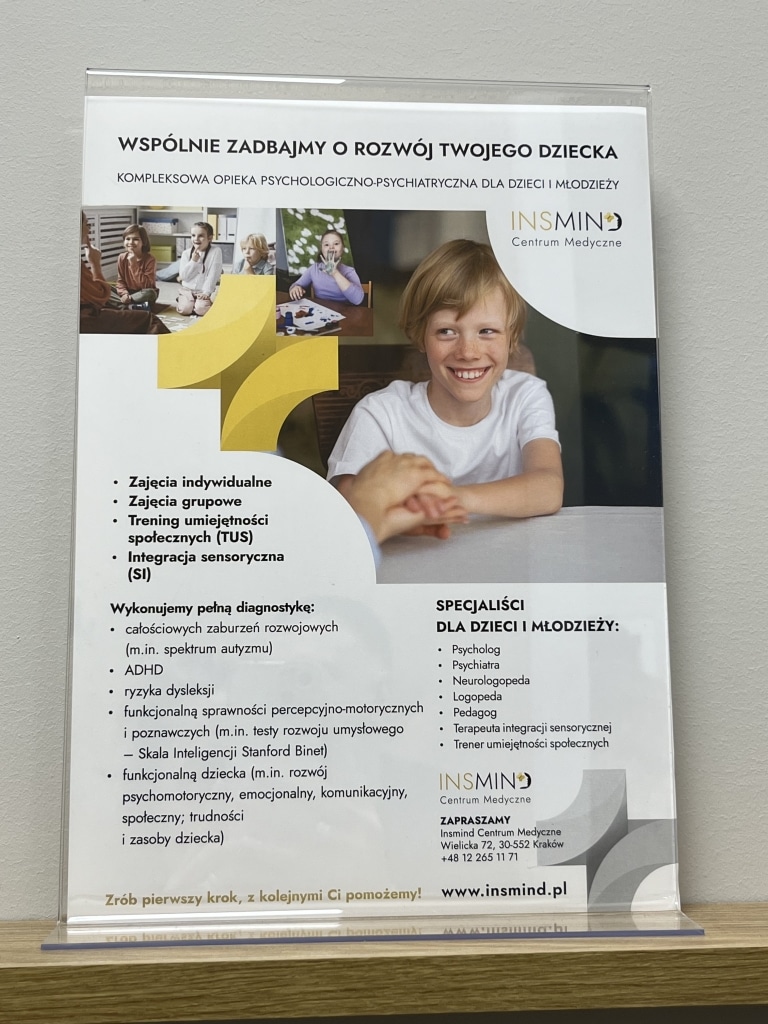 Uśmiechnięty chłopiec, oferta INSMIND Centrum Medyczne – wsparcie rozwoju dziecka