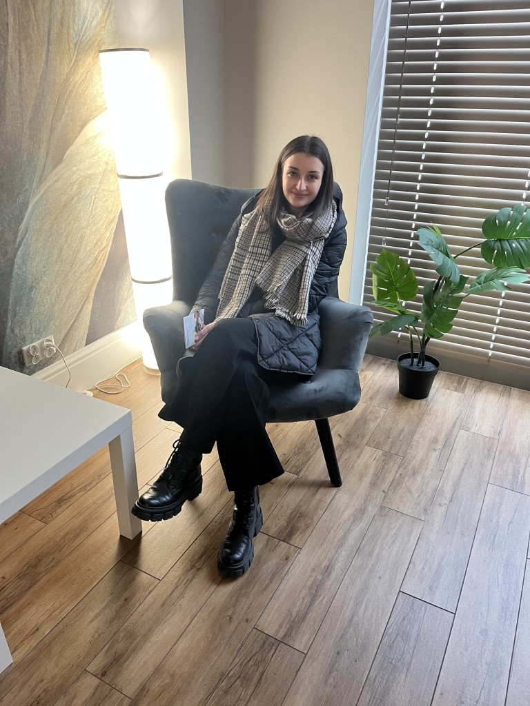 Studentka psychologii podczas wizyty studyjnej w INSMIND Kraków.