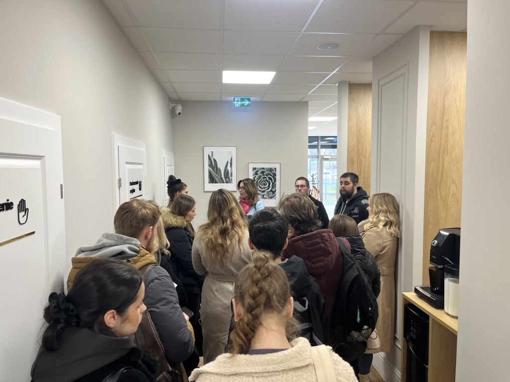 Studenci psychologii na wizycie studyjnej w Centrum Medycznym INSMIND w Krakowie.