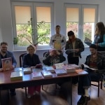 Grupa osób z materiałami dydaktycznymi MAC Edukacja