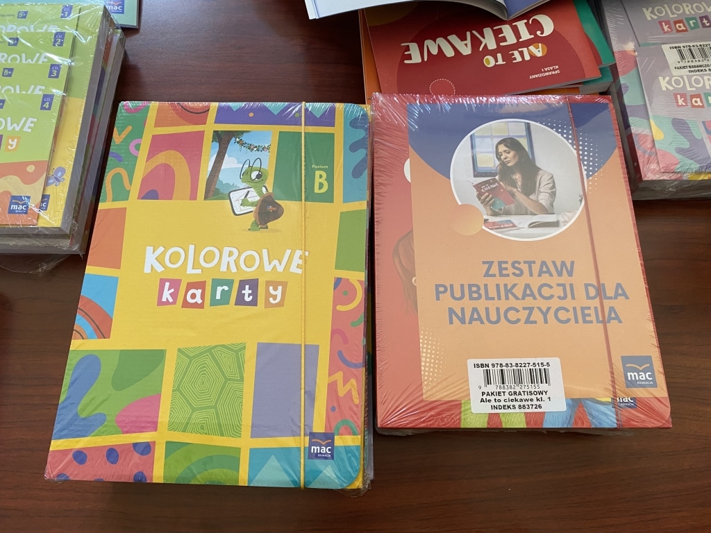 Zestaw materiałów dydaktycznych Wydawnictwa MAC: kolorowe karty i publikacje dla nauczyciela.