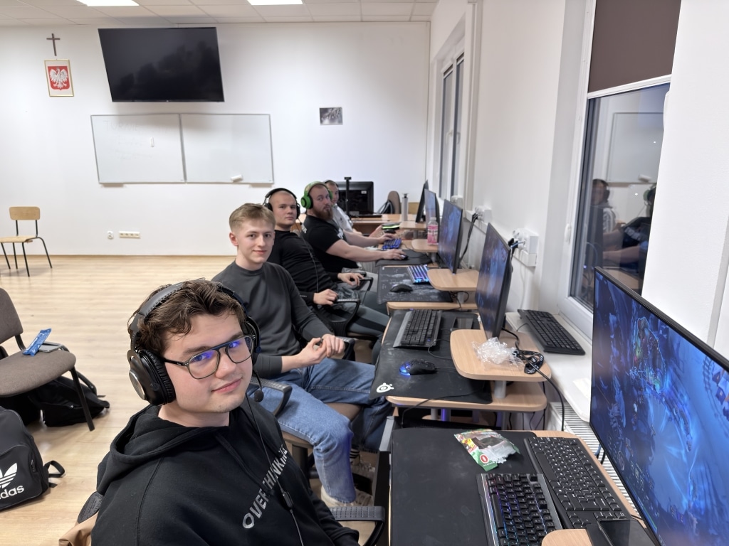 Uczestnicy turnieju League of Legends 2025 grający w salce komputerowej