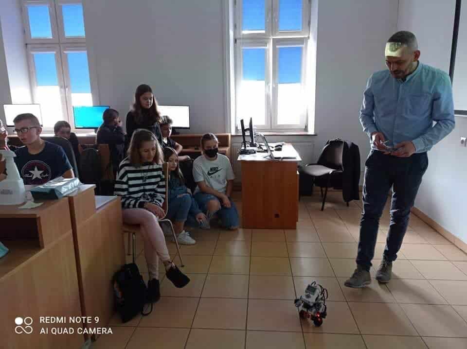 Nauczyciel pokazuje robotykę uczniom w sali lekcyjnej